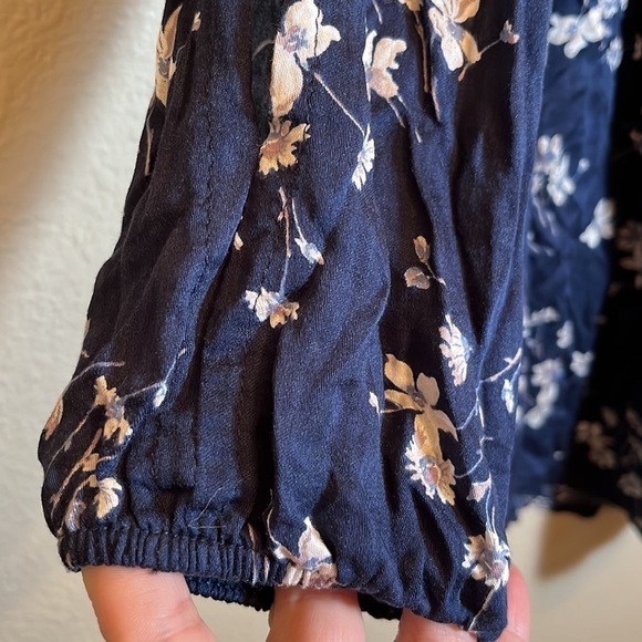 *3/$15* Don’t Ask Why Navy Floral Sheer Cold Shoulder Shirt - Picture 5 of 9